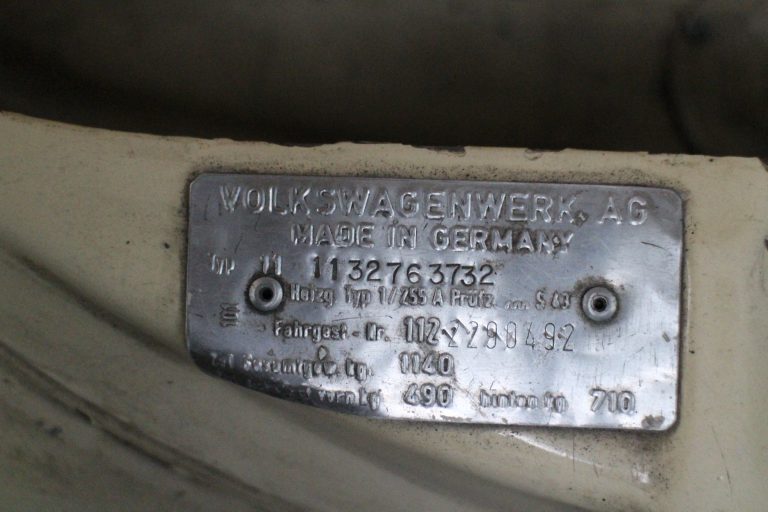 Volkswagenwerk AG tag showed two chassis numbers 113 2763 732 and 112 2290 492, which had slash marks.