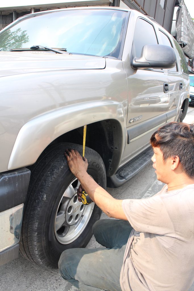 The mechanic found that the gap between the crest of the top wheel arches and the top of the rear wheels measured 7 inches.