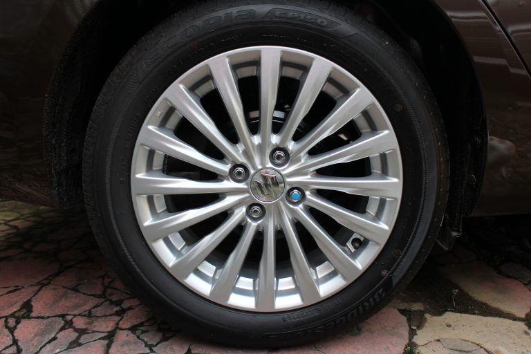 … and rolls on 16-inch 16-spoke alloy wheels shod in 195/55R-16 Bridgestone Ecopia EP-150 tires.