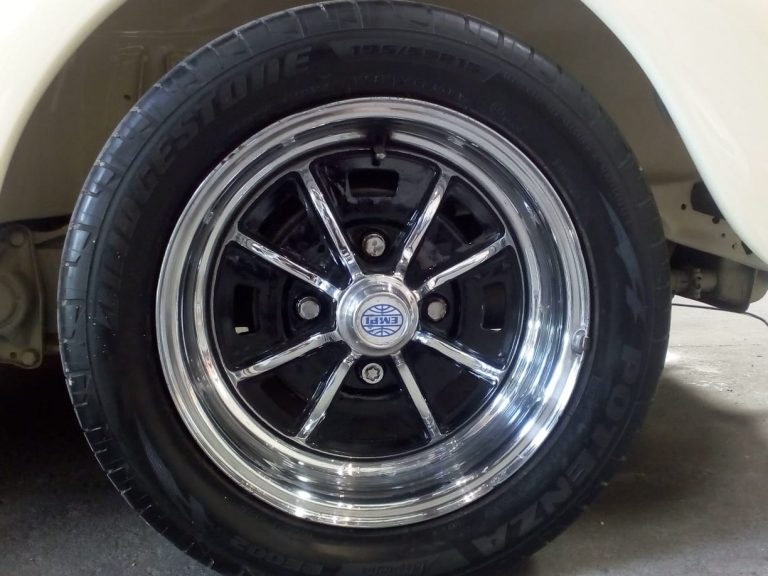 … while the resprayed wheels and dressed tires look brand new.