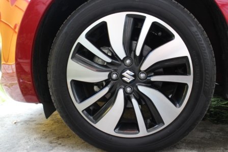 16-inch 10-spoke wheels are shod in 185/55R16 Bridgestone Ecopia EP-150 tires.